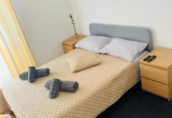 Nosso Aconchego allows 18 year olds to book a room