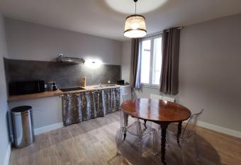 Appartement centre ville, parking gratuit allows 18 year olds to book a room