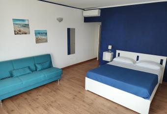 La Dimora degli Ulivi has rooms with a private hot tub