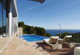 Villa Tamariu with swimming pool and sea-view allows 18 year olds to book a room