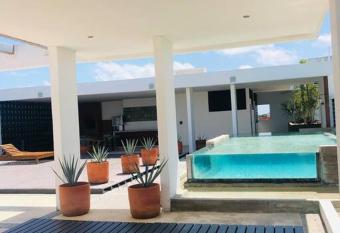 Renta Estudio Casa Tzonot has rooms with a private hot tub