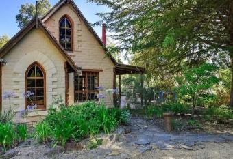 Seaforest Cottage - Water views allows 18 year olds to book a room