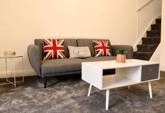 Charming 3 Bedroom Property FREE WiFi & Parking allows 18 year olds to book a room