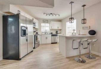 Cozy home! 16 Min away from strip and fremont allows 18 year olds to book a room