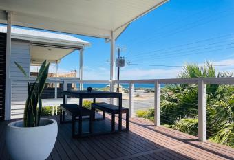 Iggy   s Beach House has Balcony rooms