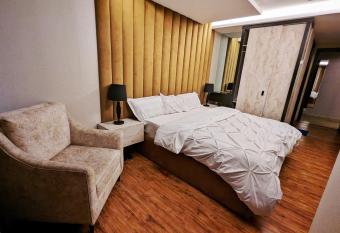 Goldcrest Mall Luxury One-bed Apartment has Smoking/Balcony rooms