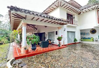 Mansion en el poblado de lujo has rooms with a private hot tub