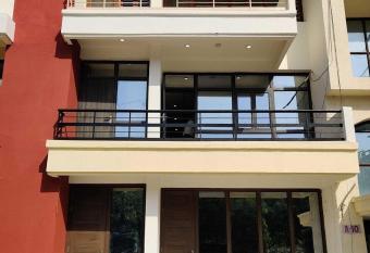 OYO Flagship 81442 Grey House Home Stay allows 18 year olds to book a room