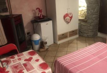 Camera matrimoniale in relax per 2 persone da Cinzia allows 18 year olds to book a room