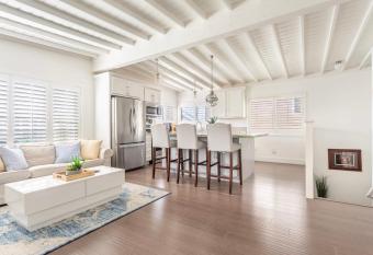 Blocks to Beach Manhattan Beach 2 Bedroom Parking allows 18 year olds to book a room