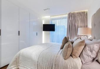 Wohnung mit privatem Aufzug und ger  umigem Wohnzimmer in Berlin has rooms with a private hot tub