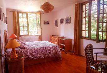 la Nazadaire allows 18 year olds to book a room