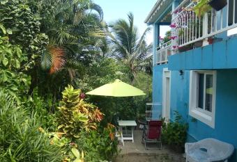 T2 lumineux    5 min de la mer LES ANSES D ARLET has Balcony rooms