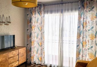 Adorable petit appartement avec magnifique vue sur le port de Canet has Balcony rooms