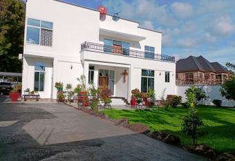 BBB- White House has Smoking/Balcony rooms