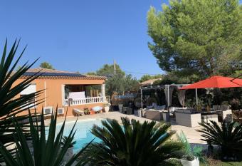 Les Huppes has Balcony rooms