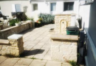 petite maison 15 mn    pied du marche et vieux port has Balcony rooms