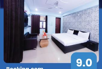 Roomshala 084 Hotel Divine Inn - Noida Sector 121 has rooms with a private hot tub