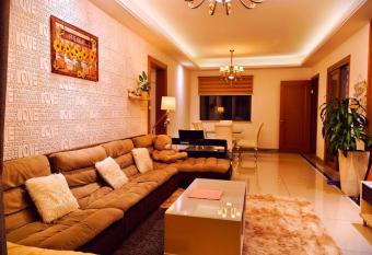 R&F CIQ 2carpark sea view 4R3B ,75 inch smart TV has rooms with a private hot tub