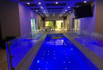 Luxurious house in Ness Tziona has rooms with a private hot tub