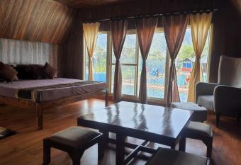 Da Shack has rooms with a private hot tub