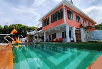 Pacific Paradise Villa has Balcony rooms