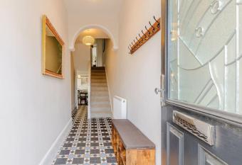 Walpole FRONT House sleeps 13 allows 18 year olds to book a room