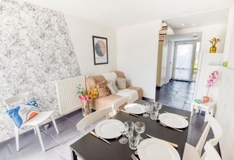 Grand duplex bord de plage avec Terrasse par Groom has Balcony rooms