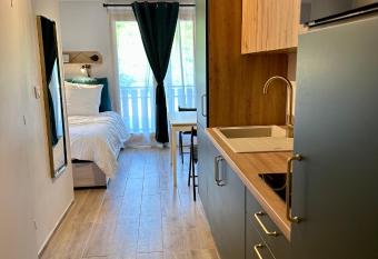 Somptueux studio de 17m2 Bernex allows 18 year olds to book a room