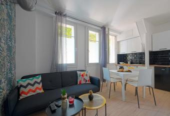 Charmant 2 pi  ces    Issy- les -Moulineaux allows 18 year olds to book a room