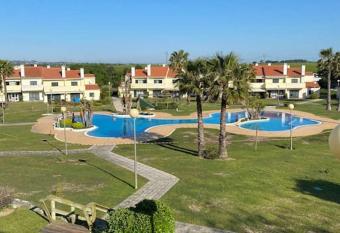 Villa avec piscine dans un golf has Balcony rooms