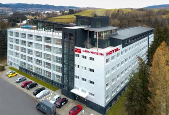 HOTEL DOUBLE RED CARS Museum has Balcony rooms