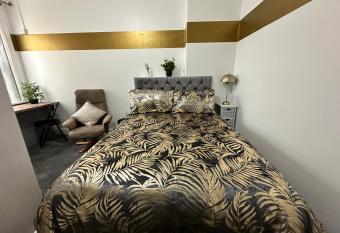 Runway - Minutes From Winter Gardens - Dog Friendly has Balcony rooms