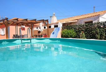 At-tunis has Balcony rooms