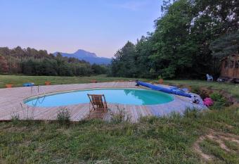 La M  tairie Saint-Loup - Maison en pleine nature has Balcony rooms