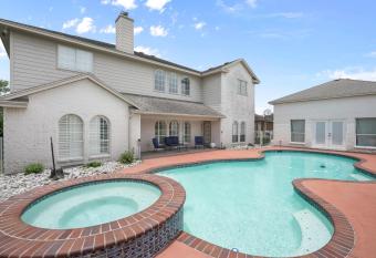 Exquisite Coastal Retreat, Luxurious Pool Spacious 5000 SF 7BR, Pool House Beach 15min Away, 5 and half Baths, Pool Table, High-Speed WiFi! South Side CC! has Balcony rooms