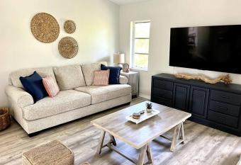 Beautiful Spacious Home! Close to Beaches - Heated Private Pool allows 18 year olds to book a room