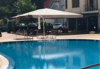 Summer Dreams B26 allows 18 year olds to book a room