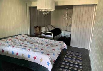 Privat soverom med egen inngang has Balcony rooms