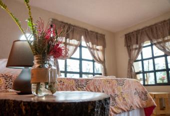 Rancho Fortaleza has rooms with a private hot tub