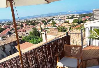 Appartement au vieux village magnifique vue! allows 18 year olds to book a room