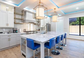 327 S. Upper has Balcony rooms