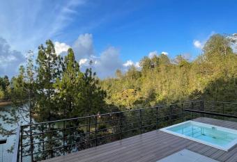 Aqua Guatap   - Lakeside Luxury Villa has rooms with a private hot tub