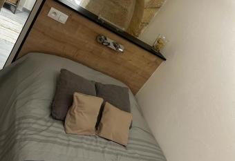 Num  ro 3 allows 18 year olds to book a room