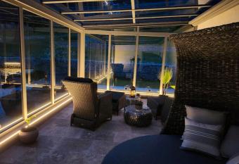 Hermosa Villa Romana cerca de la playa has rooms with a private hot tub