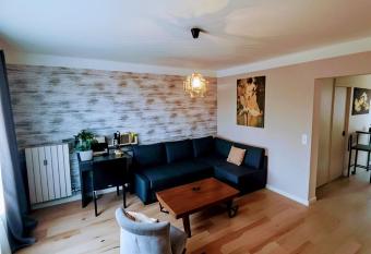 Appartement proche plage allows 18 year olds to book a room