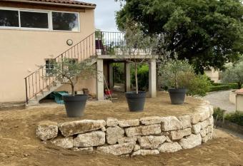 La maison de Lily allows 18 year olds to book a room