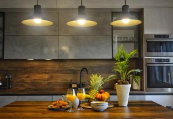 Apartment Skyline Retreat has rooms with a private hot tub