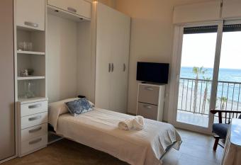 ESTUDIO PORTAMAR allows 18 year olds to book a room