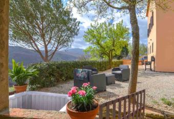 Din   s House casa vacanze has rooms with a private hot tub